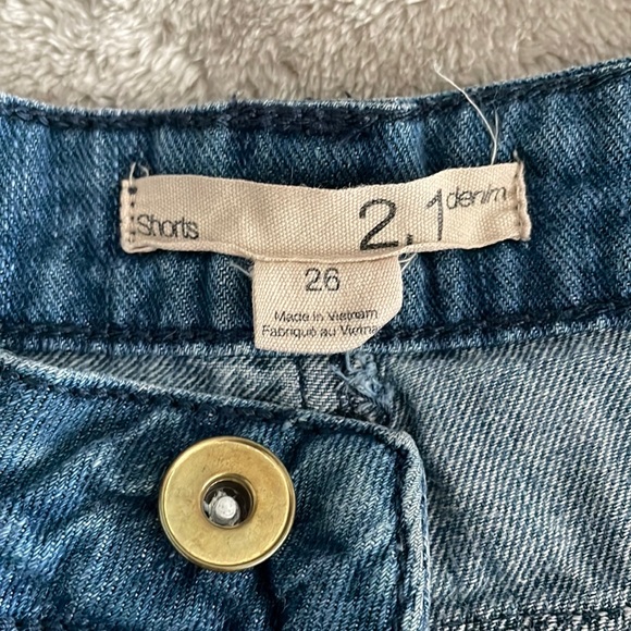 2.1 Denim shorts - Picture 2 of 7